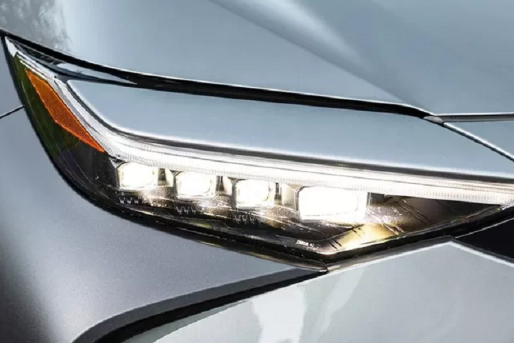 Với hệ dẫn động AWD do Subaru phát triển, Toyota bZ4x tại Thái Lan có thêm chế độ X-Mode, hỗ trợ lái xe tốt hơn trong điều kiện trơn trượt. Theo công bố, phiên bản tại Thái Lan có khả năng tăng tốc từ 0-100 km/h trong 6,9 giây.