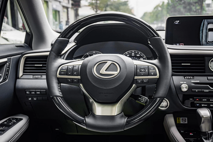 Dưới nắp capo là động cơ xăng V6 hút khí tự nhiên dung tích 3.5 lít quen thuộc, cho công suất tối đa 295 mã lực và mô-men xoắn 363 Nm tại vòng tua 4.700 vòng/phút, kết hợp với hộp số tự động 8 cấp có lẫy chuyển số.