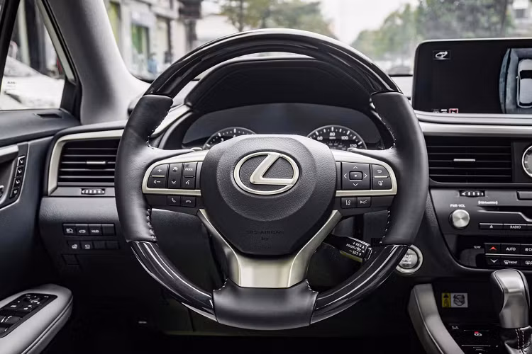 Dưới nắp capo là động cơ xăng V6 hút khí tự nhiên dung tích 3.5 lít quen thuộc, cho công suất tối đa 295 mã lực và mô-men xoắn 363 Nm tại vòng tua 4.700 vòng/phút, kết hợp với hộp số tự động 8 cấp có lẫy chuyển số.