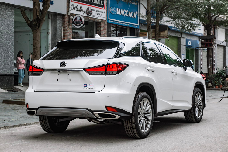 Đáng tiếc là tính năng sạc điện thoại không dây. Điều hoà tự động 2 vùng độc lập, ghế lái chỉnh điện nhớ 3 vị trí Các hệ thống an toàn trên xe rất đầy đủ như hỗ trợ theo dõi làn đường, cảnh báo lệch làn và hỗ trợ đánh lái, nhận diện biển báo giao thông, cruise control tích hợp radar theo dõi tốc độ xe phía trước, đèn pha tự động và 10 túi khí.