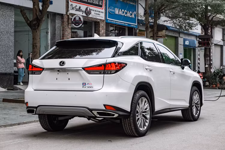 Đáng tiếc là tính năng sạc điện thoại không dây. Điều hoà tự động 2 vùng độc lập, ghế lái chỉnh điện nhớ 3 vị trí Các hệ thống an toàn trên xe rất đầy đủ như hỗ trợ theo dõi làn đường, cảnh báo lệch làn và hỗ trợ đánh lái, nhận diện biển báo giao thông, cruise control tích hợp radar theo dõi tốc độ xe phía trước, đèn pha tự động và 10 túi khí.