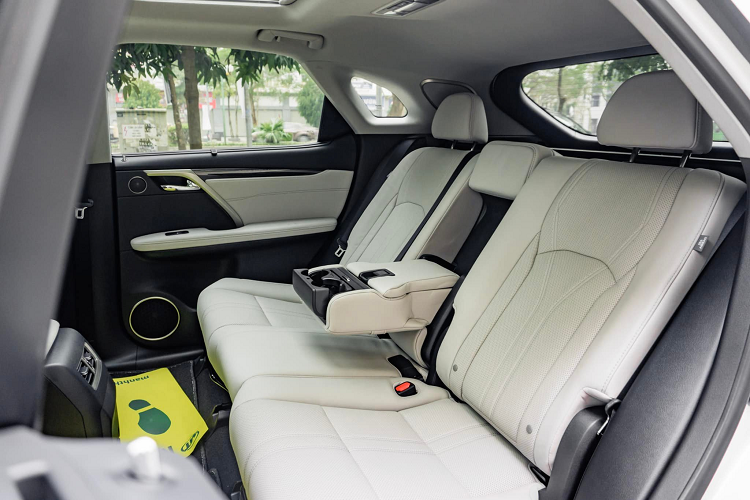 Người dùng có thể ra lệnh bằng giọng nói để điều khiển các tác vụ như phát nhạc trực tuyến trên Amazon music, tăng giảm âm lượng, bản đồ...