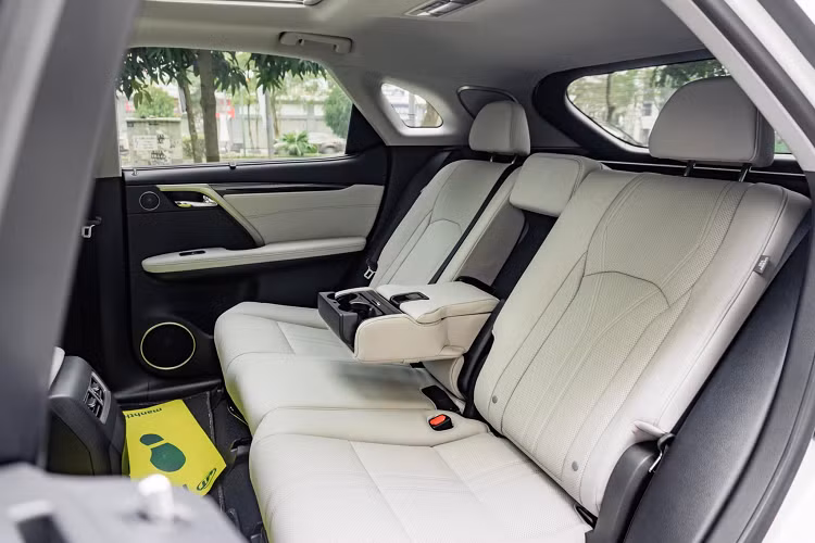 Người dùng có thể ra lệnh bằng giọng nói để điều khiển các tác vụ như phát nhạc trực tuyến trên Amazon music, tăng giảm âm lượng, bản đồ...