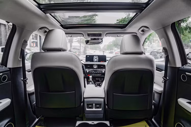 Mức tiêu hao nhiên liệu ở RX350 theo Lexus công bố là 11 lít/100 km trong đô thị và 8,7 lít/100 km trên đường cao tốc. Không gian bên trong RX350 vẫn không thay đổi nhiều so với đời xe trước. Nổi bật là màn hình giải trí 12.3 inch tích hợp Apple Car Play, Android Auto và trợ lý Alexa.