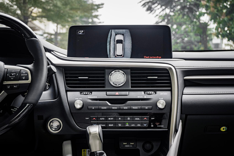 Xe được trang bị dàn âm thanh 9 loa của thương hiệu Mark Levinson và có thể nâng lên gói tuỳ chọn 15 loa công suất 835 Watt.