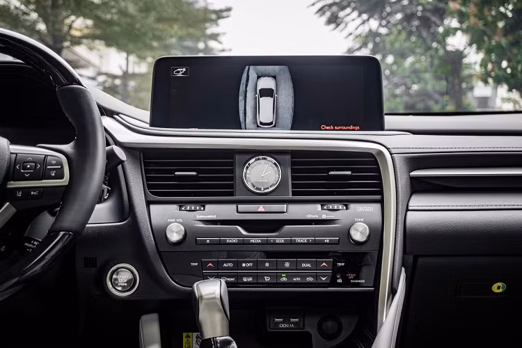 Xe được trang bị dàn âm thanh 9 loa của thương hiệu Mark Levinson và có thể nâng lên gói tuỳ chọn 15 loa công suất 835 Watt.