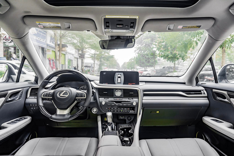 Nhìn chung, nội, ngoại thất không thay đổi nhiều so với các đời 2019, 2020. Các mẫu xe gầm cao của Lexus hiện có duy nhất LX600 sở hữu thiết kế mới.