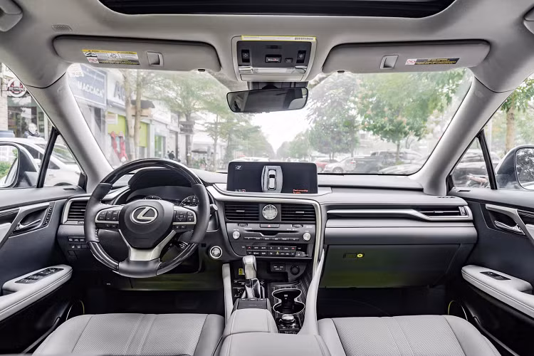 Nhìn chung, nội, ngoại thất không thay đổi nhiều so với các đời 2019, 2020. Các mẫu xe gầm cao của Lexus hiện có duy nhất LX600 sở hữu thiết kế mới.