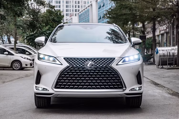 Tại Mỹ, giá xe Lexus RX350 2022 có mức bán ra từ 46.645 USD cho bản RWD và 48.045 USD cho bản AWD. Xe có chiều dài tổng thể 4.889 mm, bề ngang 1.894 mm, chiều cao 1.719 mm, chiều dài cơ sở 2.788 mm.