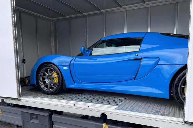 Ngoài màu sơn Daytona Blue, chiếc xe thể thao hàng hiếm Lotus Exige Sport 420 Final Edition đầu tiên về Việt Nam còn sở hữu rất nhiều chi tiết bằng sợi carbon, bộ mâm siêu nhỏ, siêu nhẹ sơn tông màu tối và cuối cùng là cánh gió đuôi cá tính.