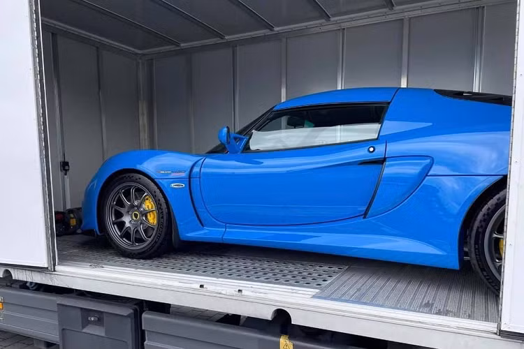 Ngoài màu sơn Daytona Blue, chiếc xe thể thao hàng hiếm Lotus Exige Sport 420 Final Edition đầu tiên về Việt Nam còn sở hữu rất nhiều chi tiết bằng sợi carbon, bộ mâm siêu nhỏ, siêu nhẹ sơn tông màu tối và cuối cùng là cánh gió đuôi cá tính.