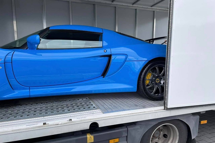 Bên trong khoang lái xe Lotus Exige Sport 420 Final Edition độc nhất dải đất hình chữ S có ghế ngồi bọc da Alcantara cùng da thường và sợi carbon, toàn bộ vô lăng và bảng táp lô đều bọc da Alcantara và còn có nhiều chi tiết kim loại. Xe có bảng đồng hồ kỹ thuật số TFT với 2 sự lựa chọn là các thông số bình thường và màn hình còn lại kiểu xe đua.