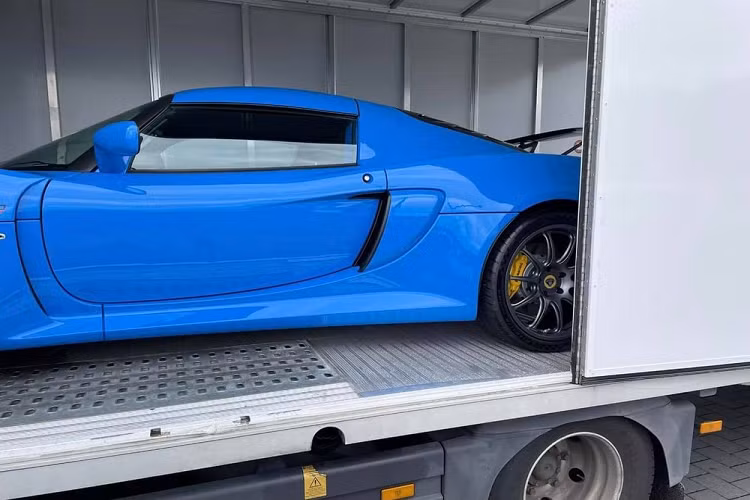 Bên trong khoang lái xe Lotus Exige Sport 420 Final Edition độc nhất dải đất hình chữ S có ghế ngồi bọc da Alcantara cùng da thường và sợi carbon, toàn bộ vô lăng và bảng táp lô đều bọc da Alcantara và còn có nhiều chi tiết kim loại. Xe có bảng đồng hồ kỹ thuật số TFT với 2 sự lựa chọn là các thông số bình thường và màn hình còn lại kiểu xe đua.