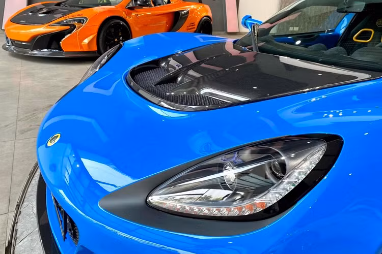 Đó không chỉ đơn giản vì đây là xe Lotus Exige Sport 420 Final Edition đầu tiên về nước mà còn phải kể đến hộp số sàn 6 tốc độ cực kỳ bắt mắt. Thiết kế hộp số của xe Lotus Exige Sport 420 Final Edition khá ấn tượng và hứa hẹn sẽ là món đồ chơi không thể bỏ qua của các đại gia thích chơi xe hàng độc hay đơn giản mang về sưu tầm. 