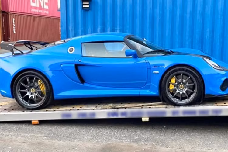 Không chọn màu đỏ Fire, cam Metallic, đen Motorsport, xanh Racing, xanh Nightfall, xanh Essex hay là đỏ Calypso cá tính, người đưa chiếc xe Lotus Exige Sport 420 Final Edition về Việt Nam đã đặt hàng bộ áo màu xanh Daytona Blue được cho là huyền thoại của dòng xe Lotus Exige để khoác lên mình chiến mã thể thao Sport 420 Final Edition.