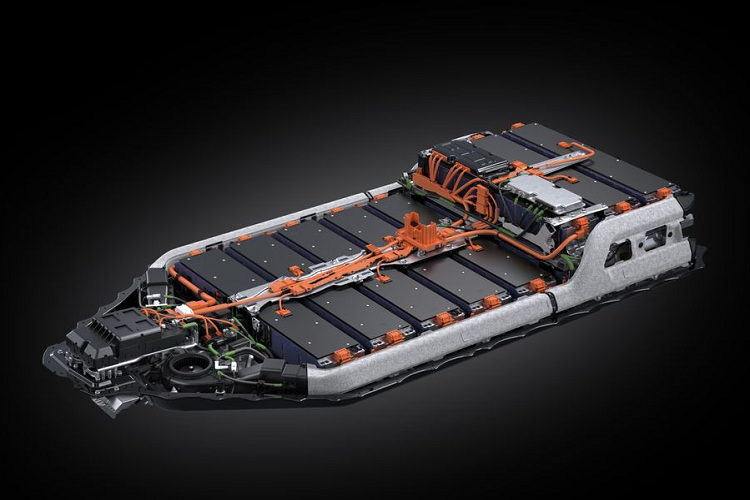 Lexus UX 300e 2023 được trang bị động cơ điện đặt phía trước sản sinh công suất 201 mã lực và mô-men xoắn cực đại 300 Nm. Hệ thống khung gầm của UX 300e cũng được nâng cấp để trở nên cứng cáp hơn và cải thiện khả năng cách âm. Tuy vậy, khối lượng của xe vẫn là 1.900 kg như phiên bản cũ, khá nặng so với một mẫu SUV cỡ nhỏ.