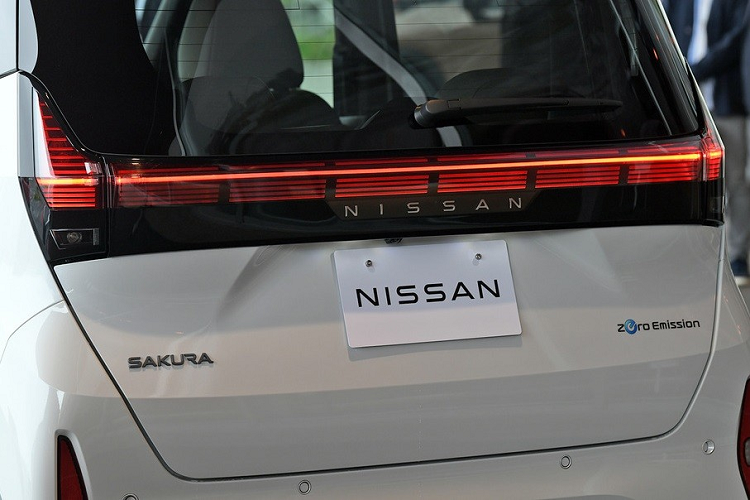 Theo hãng Nissan, Sakura được phát triển dựa trên cơ sở gầm bệ dành riêng cho ô tô điện để tối ưu hóa khoảng cách từ tâm bánh xe đến điểm xa nhất của đầu xe/đuôi xe và chiều dài cơ sở để mang đến nội thất rộng rãi. Tuy có kích thước nhỏ nhưng mẫu xe kei car này vẫn được trang bị nội thất 4 chỗ ngồi và khoang hành lý có thể tích 107 lít.
