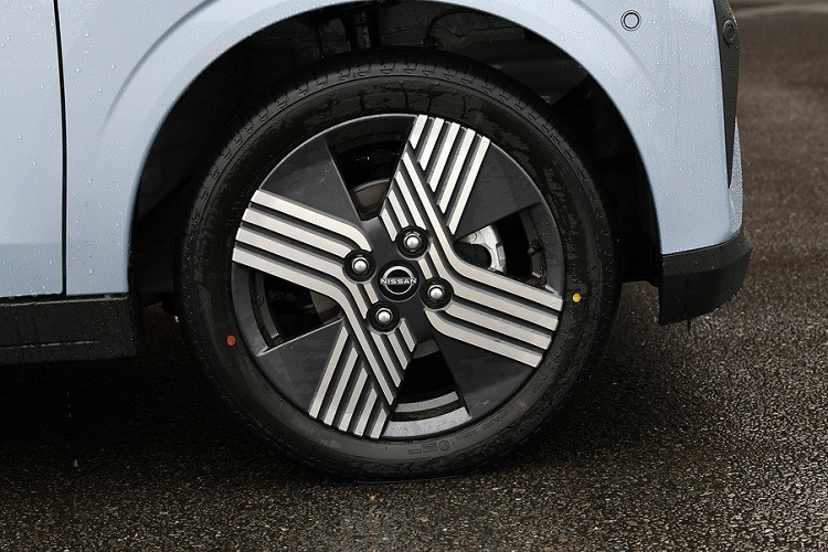 Đằng sau, Nissan Sakura được trang bị cụm đèn hậu LED với tạo hình vạch kẻ ngang đơn giản. Ngay bên dưới cụm đèn hậu nằm vắt ngang đuôi xe là tem chữ nổi "Nissan". Thêm vào đó là cánh gió mui khá lớn và những chi tiết tạo sự tương đồng với đầu xe như đèn phản quang nằm dọc hay tấm ốp màu đen dưới cản sau.