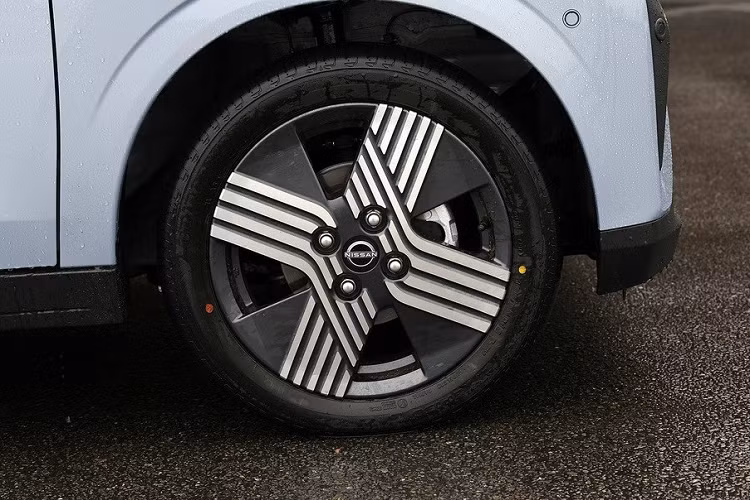 Đằng sau, Nissan Sakura được trang bị cụm đèn hậu LED với tạo hình vạch kẻ ngang đơn giản. Ngay bên dưới cụm đèn hậu nằm vắt ngang đuôi xe là tem chữ nổi "Nissan". Thêm vào đó là cánh gió mui khá lớn và những chi tiết tạo sự tương đồng với đầu xe như đèn phản quang nằm dọc hay tấm ốp màu đen dưới cản sau.