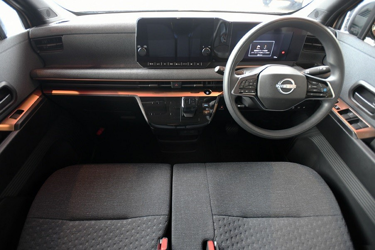 Ở bên sườn, Nissan Sakura đi kèm đường dập gân kéo dài từ đèn pha đến đèn hậu, đường chân kính hất lên ở cột C và các cột màu đen. Bên cạnh đó là đường viền kéo dài từ cột A đến cột C được sơn khác màu với thân xe, vừa tạo điểm nhấn vừa mang đến sự trẻ trung và bắt mắt cho Nissan Sakura. Chưa hết, mẫu xe kei car thuần điện này còn có 2 loại vành la-zăng 4 chấu với thiết kế lấy cảm hứng từ nghệ thuật thắt nút cổ xưa Mizuhiki của Nhật Bản.