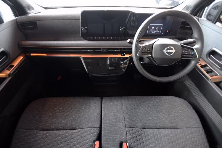 Ở bên sườn, Nissan Sakura đi kèm đường dập gân kéo dài từ đèn pha đến đèn hậu, đường chân kính hất lên ở cột C và các cột màu đen. Bên cạnh đó là đường viền kéo dài từ cột A đến cột C được sơn khác màu với thân xe, vừa tạo điểm nhấn vừa mang đến sự trẻ trung và bắt mắt cho Nissan Sakura. Chưa hết, mẫu xe kei car thuần điện này còn có 2 loại vành la-zăng 4 chấu với thiết kế lấy cảm hứng từ nghệ thuật thắt nút cổ xưa Mizuhiki của Nhật Bản.