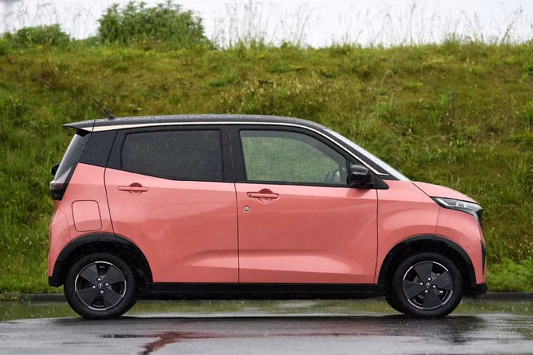 Được đặt tên theo loài hoa anh đào nổi tiếng tại Nhật Bản, Nissan Sakura 2022 hoàn toàn mới là mẫu ôtô nhỏ nhất của thương hiệu Nissan hiện nay. Theo đó, xe sở hữu chiều dài chỉ 3.395 mm, chiều rộng 1.475 mm, chiều cao 1.655 mm và chiều dài cơ sở 2.495 mm.