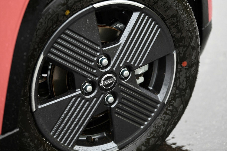 Tại thị trường Nhật Bản, mẫu ôtô điện này được chia thành 3 bản trang bị, bao gồm S, X và G. Giá xe Nissan Sakura khởi điểm từ 1,78 triệu Yên (khoảng 322 triệu đồng), đã áp dụng ưu đãi dành cho xe năng lượng xanh tại Nhật Bản. Như vậy, đây là mẫu ô tô điện rẻ nhất của hãng Nissan hiện nay và có giá chỉ ngang Hyundai Grand i10 hoặc Kia Morning tại Việt Nam. Khi mua Nissan Sakura, khách hàng Nhật Bản có thể chọn 1 trong 15 màu sơn ngoại thất