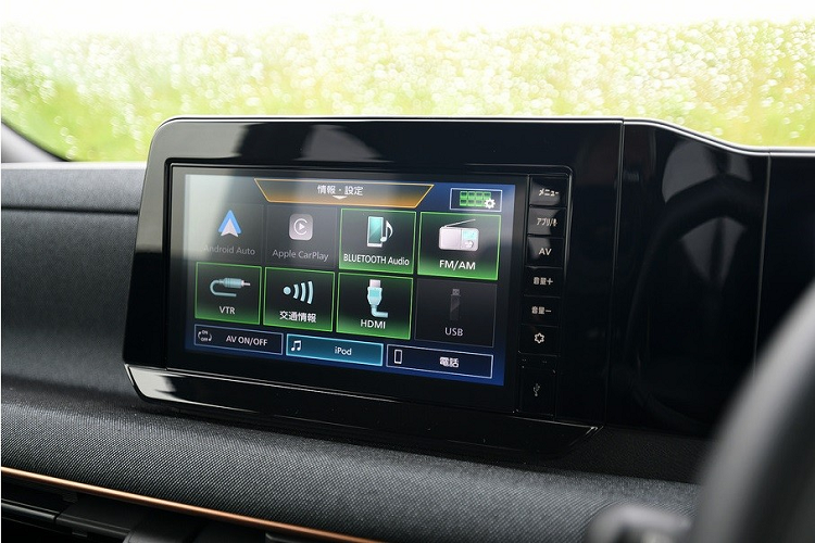 Bên ngoài, Nissan Sakura sở hữu thiết kế hatchback với những đặc trưng của xe kei car, tương tự IMk. Đồng thời, mẫu xe này trông như phiên bản thu nhỏ của ô tô điện Nissan Ariya. Trên đầu xe, Nissan Sakura được trang bị lưới tản nhiệt đóng kín, màu đen bóng ở chính giữa. Lưới tản nhiệt nối liền với cụm đèn pha LED hẹp và vuốt về phía sau.