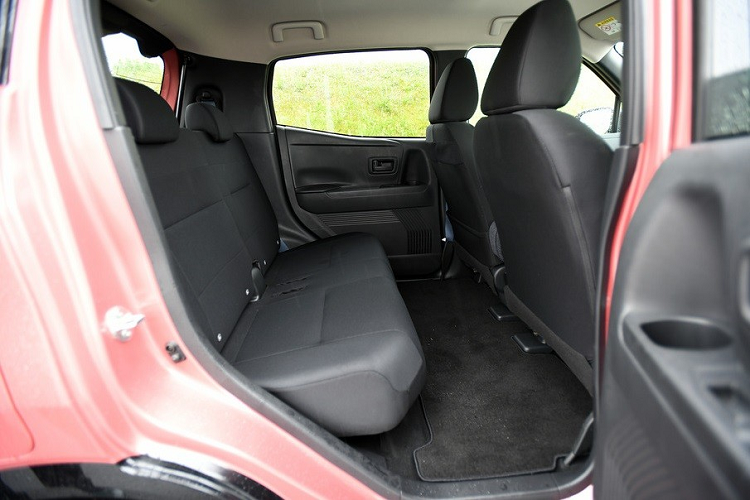 Bên trong mẫu xe kei car này có những trang bị đáng chú ý như bảng đồng hồ kỹ thuật số 7 inch, nối liền với màn hình thông tin giải trí 9 inch, nằm ngang trên mặt táp-lô. Bên dưới là cụm điều khiển trung tâm với cần số, màn hình và các nút bấm của hệ thống điều hòa. Trong khi đó, ghế của xe được bọc nỉ với chất liệu như ghế sofa tại nhà. Ở bản cao cấp, Nissan Sakura sẽ được trang bị vô lăng 2 chấu thể thao và những điểm nhấn màu đồng.