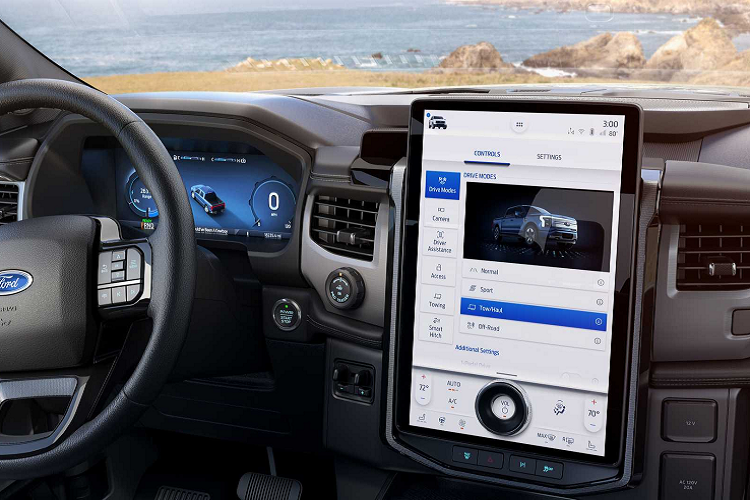 Ngoài Dwayne Johnson, còn có một ngôi sao khác hiện đang rất hứng thú với Ford F-150 Lightning - Arnold Schwarzenegger. Jim Farley cho biết: “Arnold Schwarzenegger tỏ ra phấn khích khi được tôi mời đến buổi trải nghiệm thực tế trên chiếc Ford F-150 Lightning”.