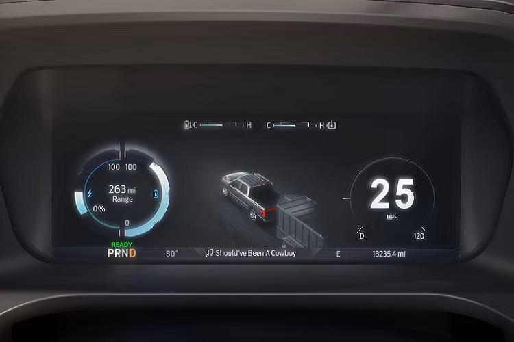 Ford F-150 Lightning là mẫu bán tải thuần điện đầu tiên của hãng xe nước Mỹ, có giá bán khởi điểm từ 39.974 USD (~ 919 triệu VNĐ) và khi áp dụng khoản ưu đãi thuế liên bang trị giá 7.500 USD (~ 172 triệu VNĐ) thì khách hàng chỉ cần trả 32.474 USD (~ 747 triệu VNĐ) cho phiên bản tiêu chuẩn.