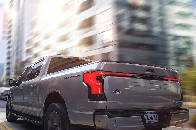 Tuy nhiên, chính điều này đã khiến Ford phải tạm ngừng nhận các đơn đặt hàng trước của F-150 Lightning do tình trạng quá tải và năng lực sản xuất không đáp ứng kịp.