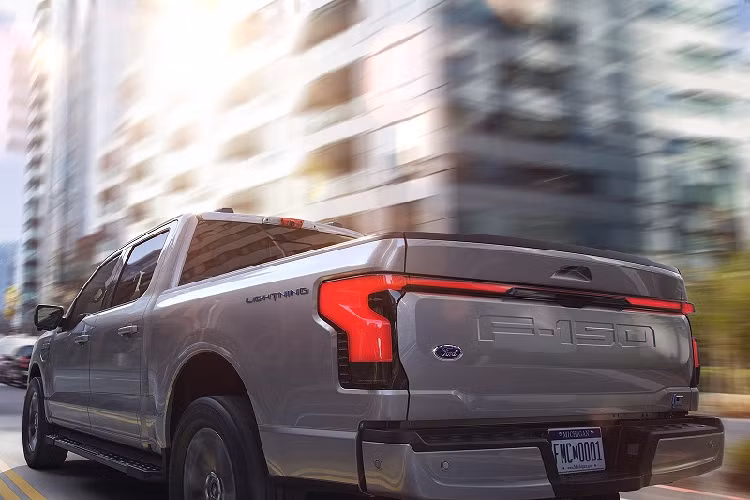 Tuy nhiên, chính điều này đã khiến Ford phải tạm ngừng nhận các đơn đặt hàng trước của F-150 Lightning do tình trạng quá tải và năng lực sản xuất không đáp ứng kịp.