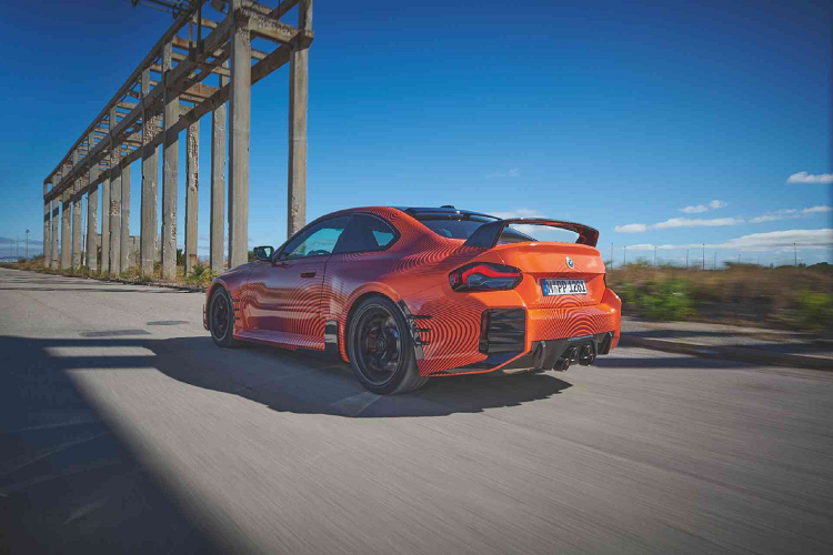 Khoang nội thất của mẫu xe độ BMW M2 cũng được trang trí bằng sợi carbon và bọc Alcantara.