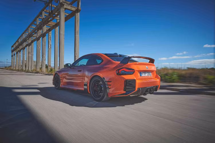 Khoang nội thất của mẫu xe độ BMW M2 cũng được trang trí bằng sợi carbon và bọc Alcantara.