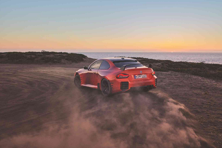 Các nâng cấp khác bao gồm bộ giảm thanh M Performance Titanium, nhẹ hơn 8 kg so với bộ phận nguyên bản. Bên cạnh việc tiết kiệm trọng lượng, hệ thống này còn cho phép nghe thấy tiếng động cơ 3.0 lít sáu xi-lanh thẳng hàng, công suất 453 mã lực đem lại hiệu năng ấn tượng.