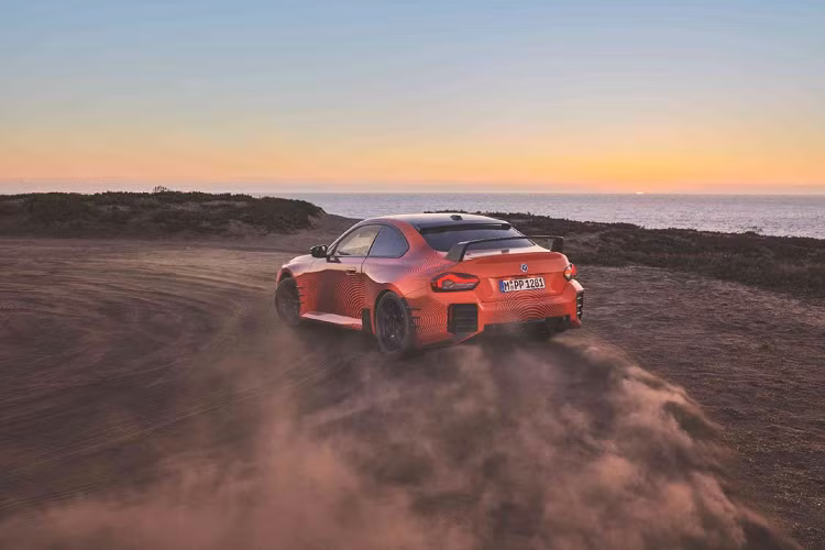 Các nâng cấp khác bao gồm bộ giảm thanh M Performance Titanium, nhẹ hơn 8 kg so với bộ phận nguyên bản. Bên cạnh việc tiết kiệm trọng lượng, hệ thống này còn cho phép nghe thấy tiếng động cơ 3.0 lít sáu xi-lanh thẳng hàng, công suất 453 mã lực đem lại hiệu năng ấn tượng.