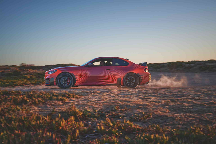 Mẫu xe thể thao cũng được trang trí các tấm ốp bên khí động học và lưới tản nhiệt bằng sợi carbon bao quanh. Mẫu xe này cũng đã được trang bị các tấm bậc cửa bằng sợi carbon và vô lăng bọc da với các chi tiết Alcantara.