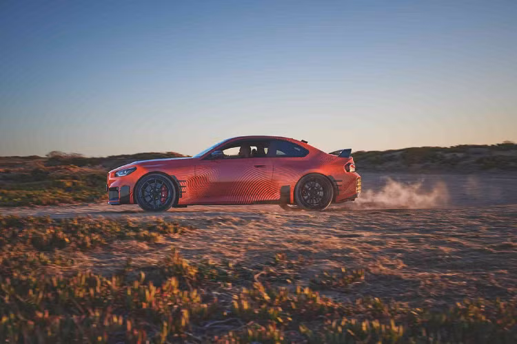 Mẫu xe thể thao cũng được trang trí các tấm ốp bên khí động học và lưới tản nhiệt bằng sợi carbon bao quanh. Mẫu xe này cũng đã được trang bị các tấm bậc cửa bằng sợi carbon và vô lăng bọc da với các chi tiết Alcantara.