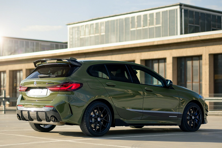 Mẫu xe thể thao này được trang bị phần chụp gương bằng sợi carbon, đầu ống xả bằng sợi carbon và bệ tỳ tay M Performance cực ngầu.