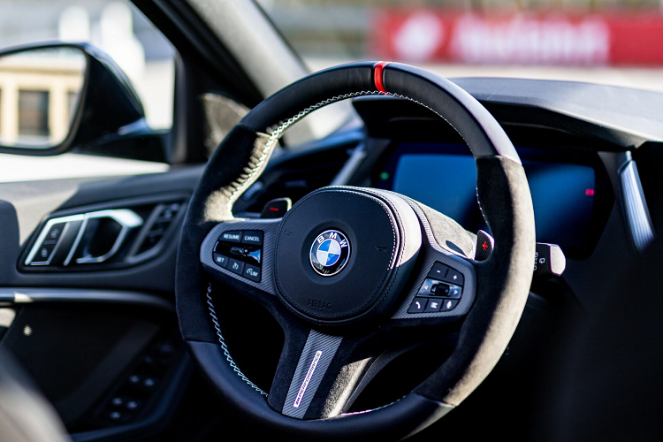 Thương hiệu còn đem tới sự kiện này mẫu xe độ BMW M4 Competition màu Tím Silk và M3 Touring màu Xanh Riviera. Làm tròn những điểm nổi bật là các mẫu xe khác bao gồm i4 M50 và M240i Coupe.