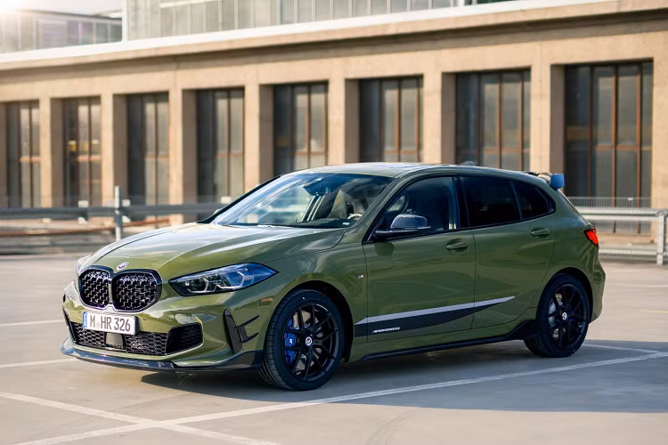 BMW sẽ giới thiệu một loạt các mẫu xe được trang bị phụ kiện khác, bao gồm cả M135i xDrive mang phong cách quân đội trong màu xanh lá cây.