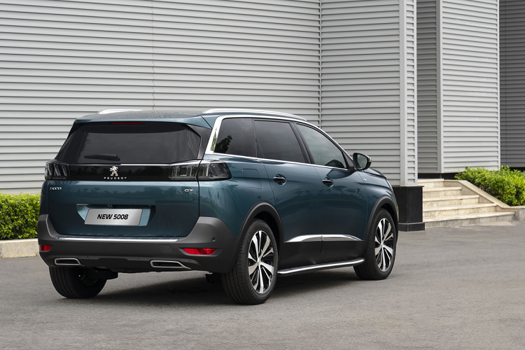 "Trái tim" của Peugeot 5008 2022 là động cơ xăng, tăng áp, dung tích 1.6L, sản sinh công suất tối đa 165 mã lực và mô-men xoắn cực đại 245 Nm. Động cơ đi kèm hệ dẫn động cầu trước và hộp số tự động 6 cấp. Bên cạnh đó, xe còn có thêm chế độ lái thể thao và tùy chọn địa hình.