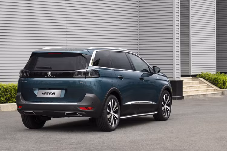 "Trái tim" của Peugeot 5008 2022 là động cơ xăng, tăng áp, dung tích 1.6L, sản sinh công suất tối đa 165 mã lực và mô-men xoắn cực đại 245 Nm. Động cơ đi kèm hệ dẫn động cầu trước và hộp số tự động 6 cấp. Bên cạnh đó, xe còn có thêm chế độ lái thể thao và tùy chọn địa hình.