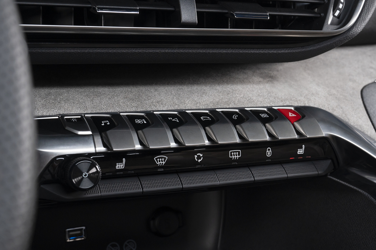 Ngoài ra, xe còn có hệ thống kiểm soát chất lượng không khí, sạc điện thoại thông minh không dây, cửa sổ trời toàn cảnh, ghế lái chỉnh điện/nhớ vị trí, ghế trước có sưởi/massage, 2 hàng ghế sau có thể gập gọn và hàng ghế thứ 3 có thể tháo rời.