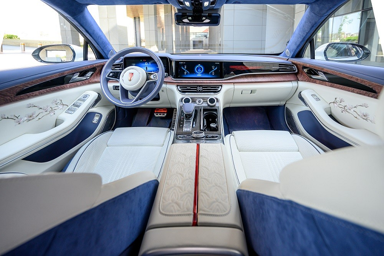 Không chỉ có kích thước lớn, Hồng Kỳ H9+ còn mang trên mình một số chi tiết thiết kế riêng như phần thân phối 2 màu theo phong cách của những chiếc xe Rolls-Royce, Bentley và Mercedes-Maybach. Tiếp đến là bộ vành hợp kim đa chấu với đường kính 20 inch, không giống loại dùng cho Hồng Kỳ H9 thông thường. Đặc điểm nhận dạng tiếp theo của Hồng Kỳ H9+ là cột B mạ crôm và tích hợp logo riêng màu vàng.