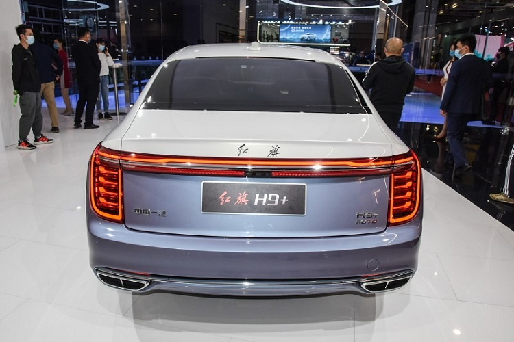 "Trái tim" của Hồng Kỳ H9+ là khối động cơ xăng V6, siêu nạp, dung tích 3.0L, sản sinh công suất tối đa 283 mã lực và mô-men xoắn cực đại 400 Nm. Động cơ kết hợp với hộp số tự động ly hợp kép 7 cấp.