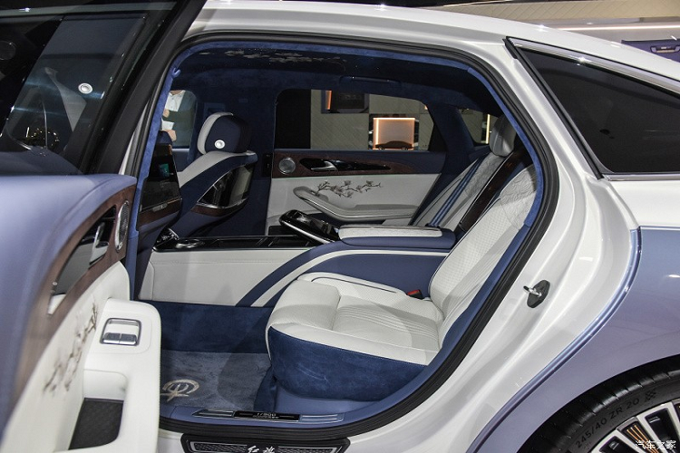 Bên cạnh đó là dải đèn LED định vị ban ngày hình chữ "L" bên trên, đèn pha Matrix LED nằm dọc bên dưới, hốc gió trung tâm kéo dài hết chiều rộng của đầu xe và tay nắm cửa nằm chìm vào thân xe. Trong khi đó, phía sau xe xuất hiện cụm đèn hậu LED với cảm hứng thiết kế từ Thiên An Môn và 2 đầu ống xả giả hình thang ngược. Ngoài ra, xe còn có nhiều chi tiết mạ crôm từ trước ra sau.