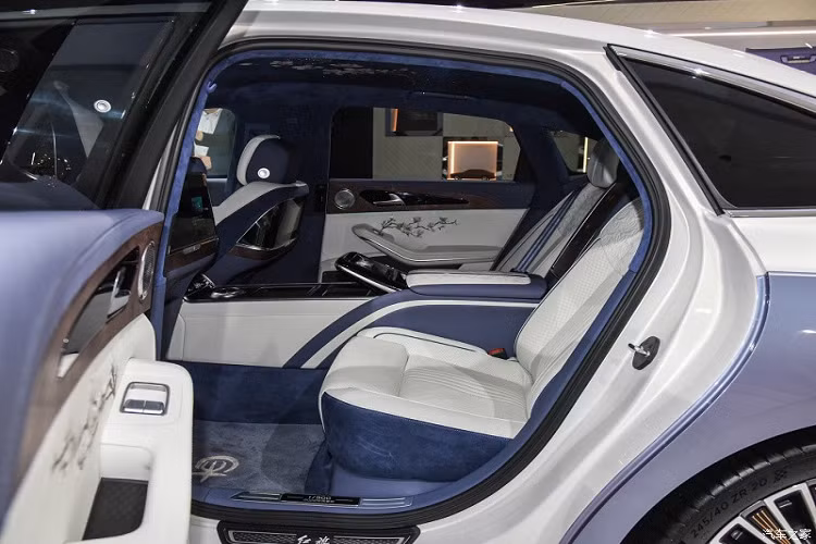 Bên cạnh đó là dải đèn LED định vị ban ngày hình chữ "L" bên trên, đèn pha Matrix LED nằm dọc bên dưới, hốc gió trung tâm kéo dài hết chiều rộng của đầu xe và tay nắm cửa nằm chìm vào thân xe. Trong khi đó, phía sau xe xuất hiện cụm đèn hậu LED với cảm hứng thiết kế từ Thiên An Môn và 2 đầu ống xả giả hình thang ngược. Ngoài ra, xe còn có nhiều chi tiết mạ crôm từ trước ra sau.