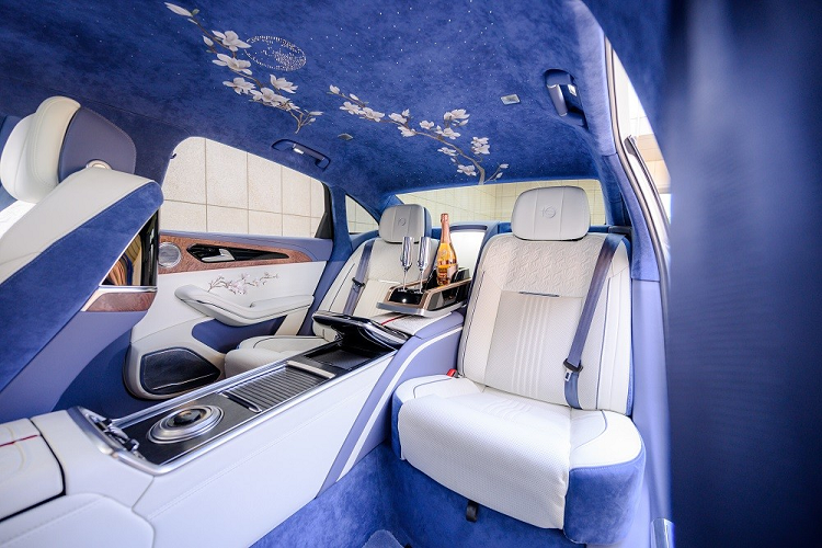 Những khu vực còn lại của ngoại thất không khác gì Hồng Kỳ H9 thông thường. Xe cũng có lưới tản nhiệt cỡ lớn với các nan dọc mạ crôm theo phong cách Rolls-Royce và gợi liên tưởng đến thác nước. Ở chính giữa lưới tản nhiệt là đường kẻ màu đỏ kéo dài lên nắp ca-pô - biểu tượng mới của xe Hồng Kỳ. Lưới tản nhiệt được bao quanh bằng dải đèn chào mừng tương tự nhiều mẫu xe Hồng Kỳ khác.